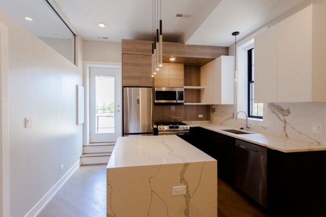 Foto del edificio - Luxury 1 Bed in Neighborhood Walk-Up Building