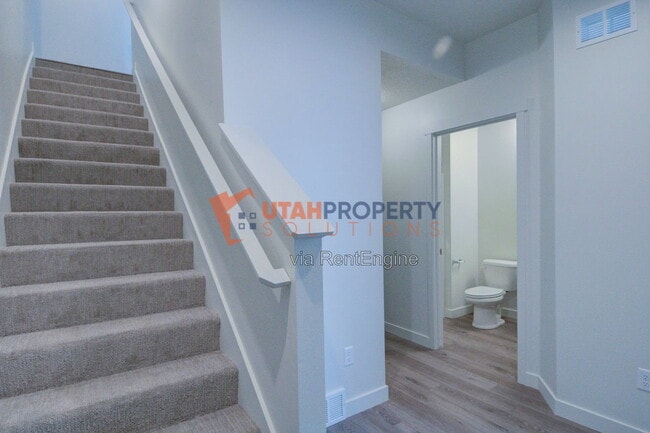 Building Photo - 1055 W 400 S