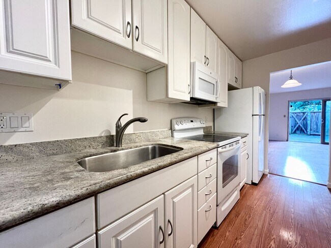 Building Photo - Newly Renovated 2 Bed/1.5 Bath Townhouse i...