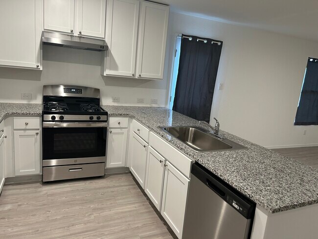 Building Photo - 5411 Daphne Path