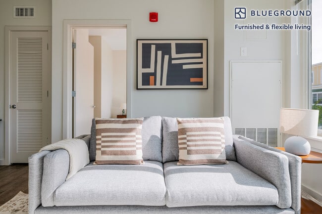 Building Photo - 240 Sidney St