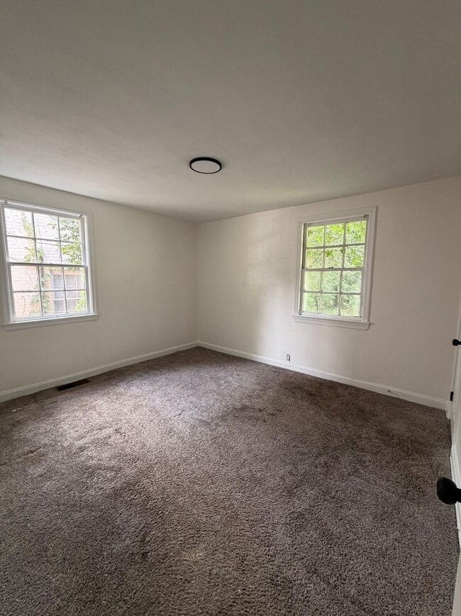 Building Photo - Updated, Clean & Ready for You!
