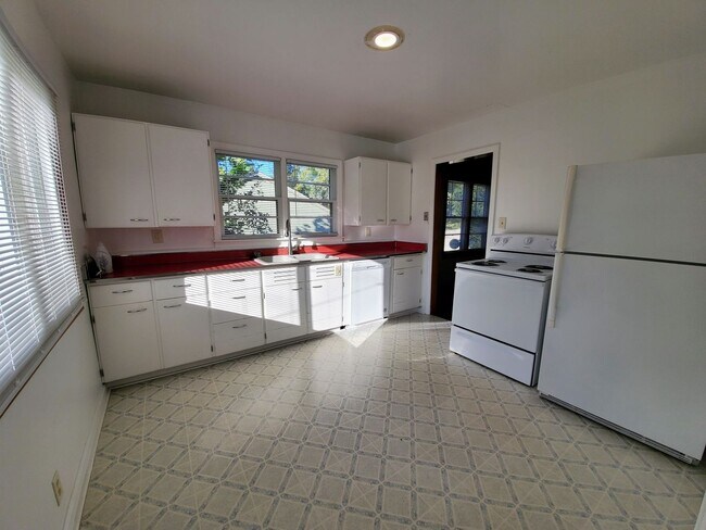 Foto del edificio - 117 N Bryan Ave