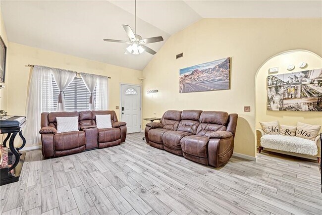 Building Photo - 122 S Bailey St