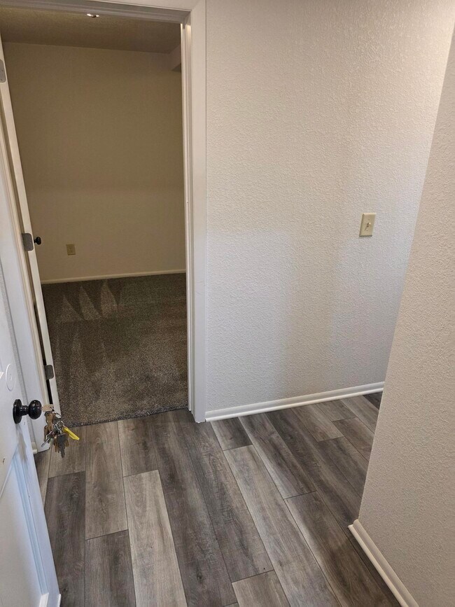 Foto del edificio - 417 W B St