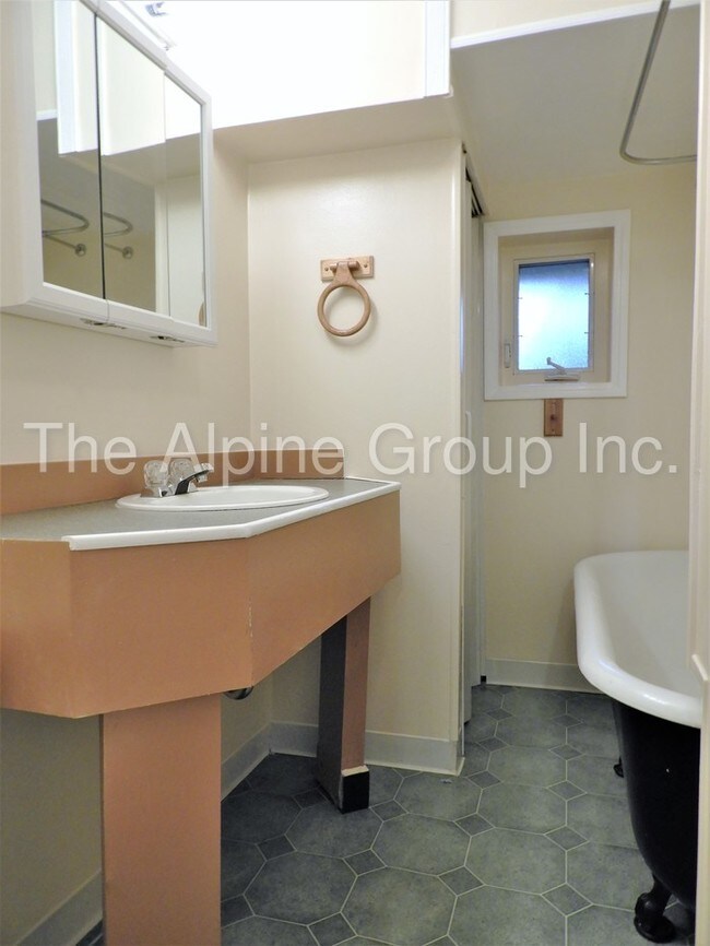 Building Photo - Unique Three Bedroom + Bonus In Beaverton!