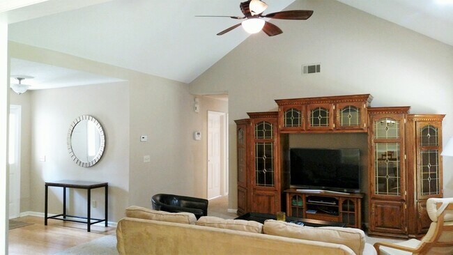 Building Photo - 512 Whistlestop Cir