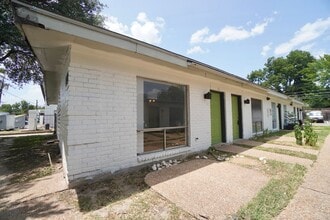Building Photo - 618 W 51st St