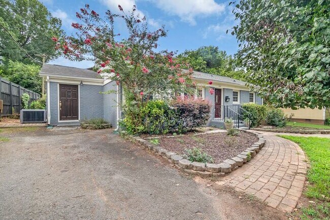 Foto del edificio - Space to Live, Room to Dream, 4BR/2BA with flex space, office, 2 car dettached garage and ample p...