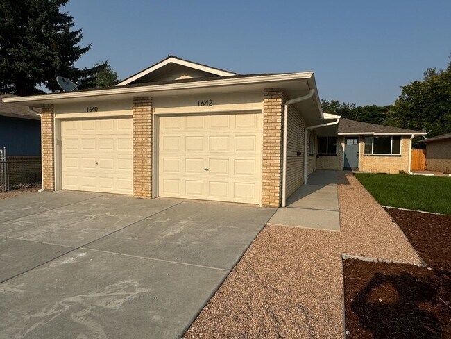 Foto del edificio - Completely Renovated 2BD/1BA Condo w Attached Garage
