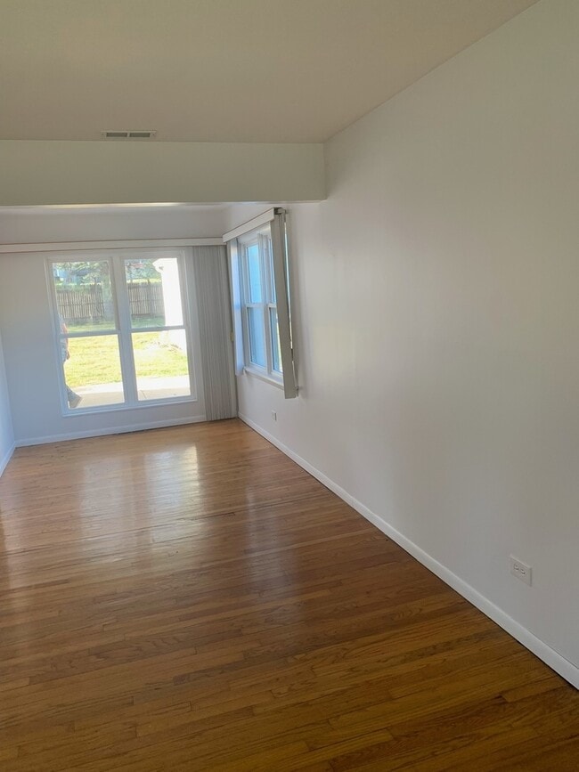 Building Photo - 222 E Clarendon Dr