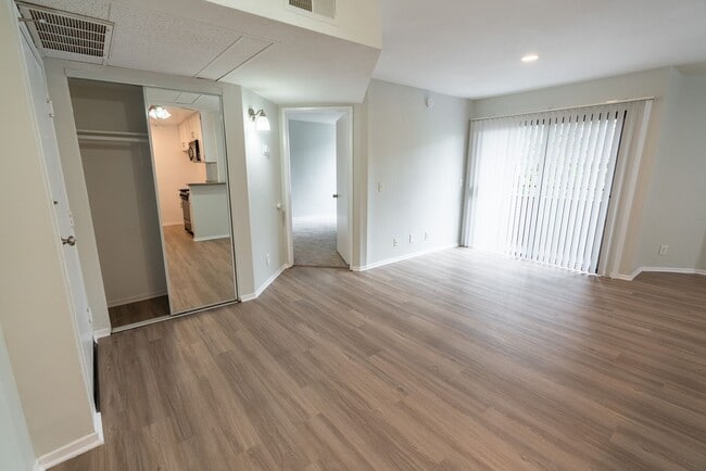 Interior Photo - 6310 Sylmar Ave