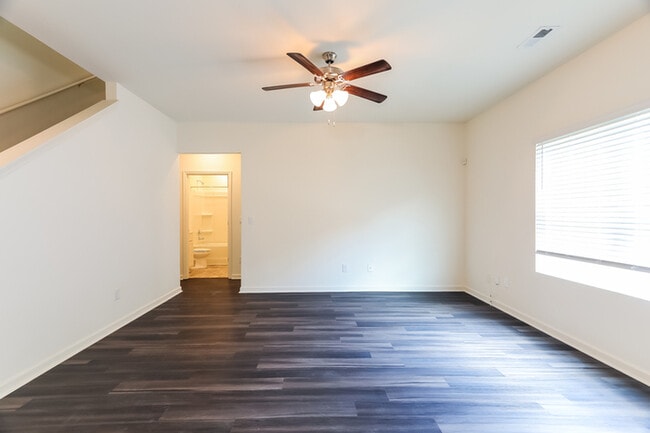 Foto del edificio - 5631 Timber Leaf Lp