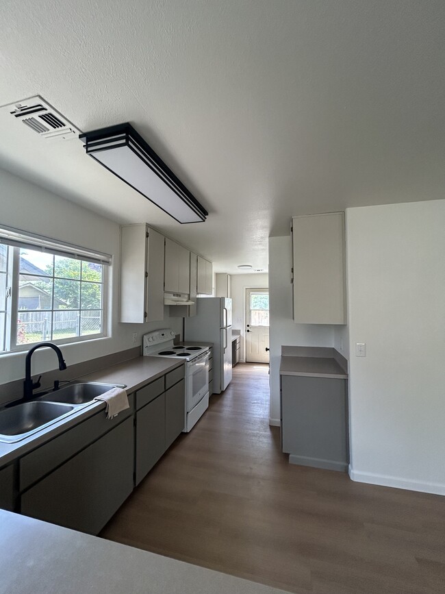 Foto del edificio - 947 Murray Ave