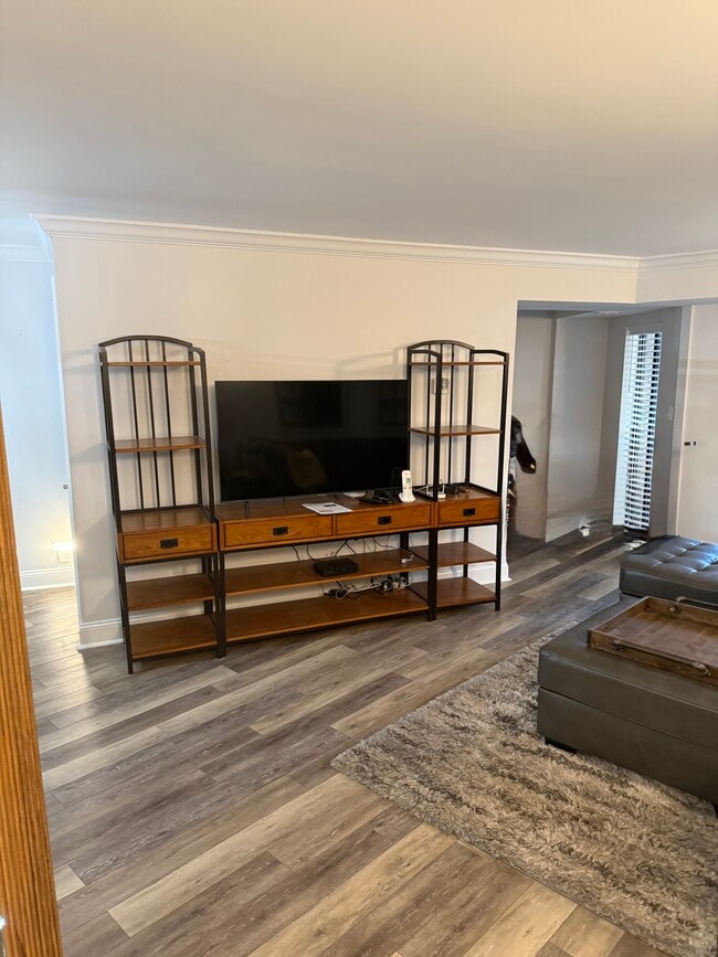 Foto del edificio - 5901 Mount Eagle Dr