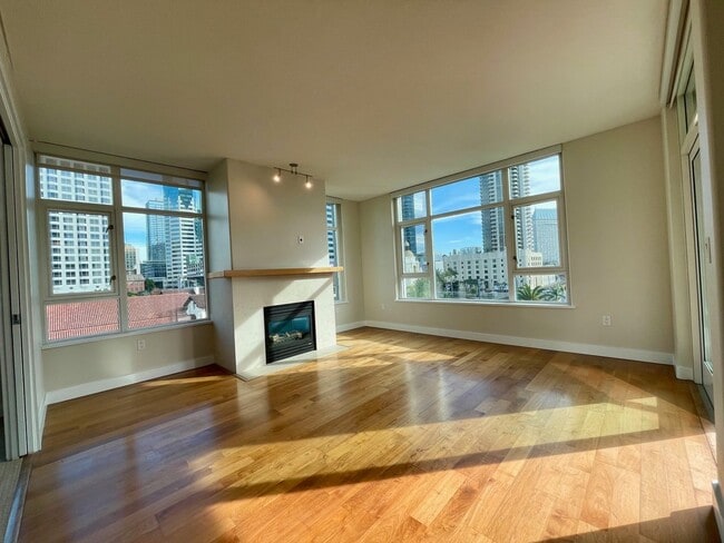 Building Photo - 2 Bedroom- 2 Bathroom Single Story Condo o...