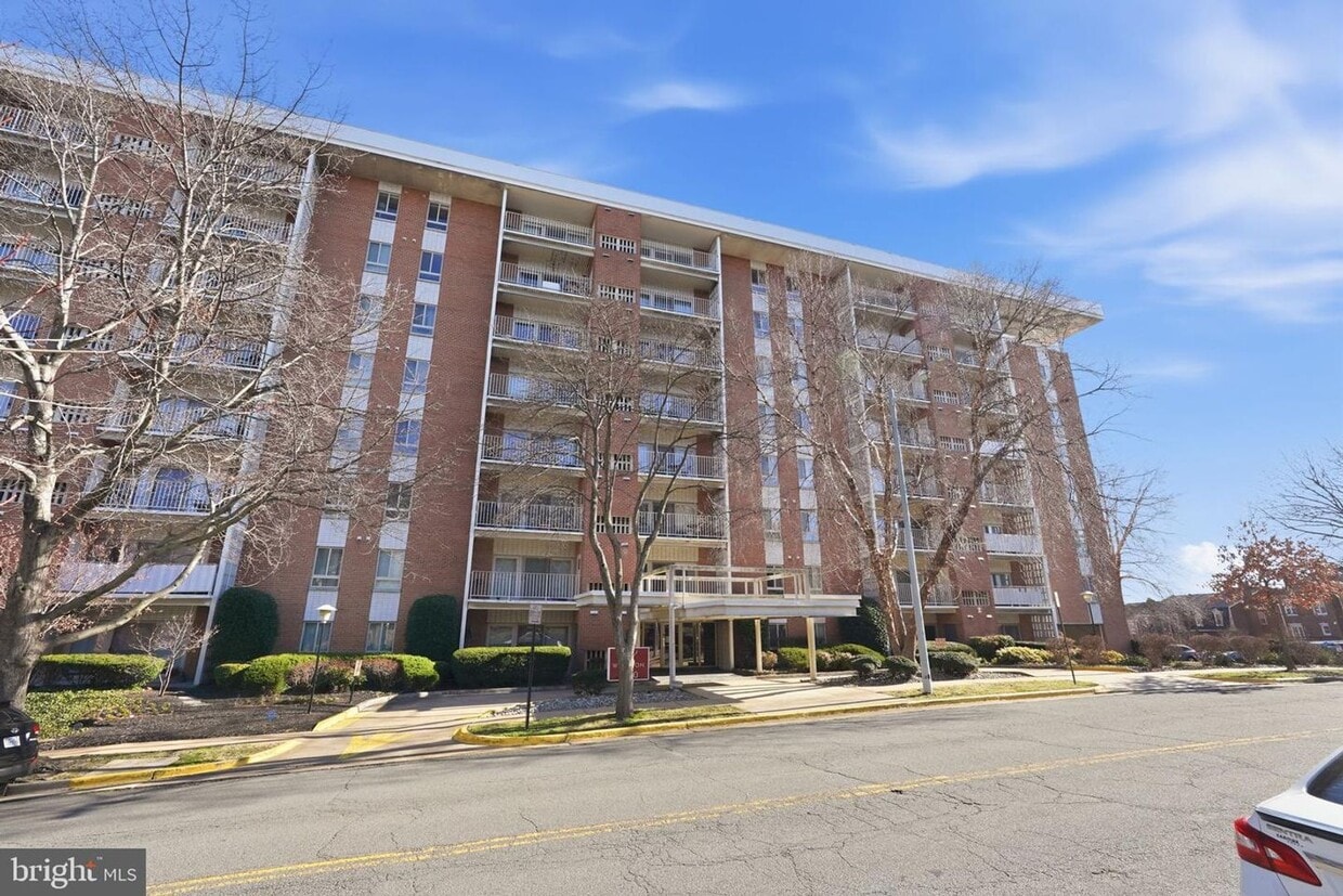 Welcome to this rarely available and beautifully updated ground-level condo offering the perfect ... - Welcome to this rarely available and beautifully updated ground-level condo offering the perfect ...