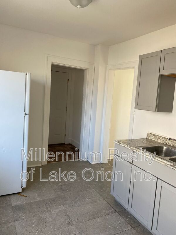 Building Photo - 638 Joslyn Ave
