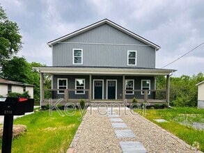 Building Photo - 2707 Summit Ave