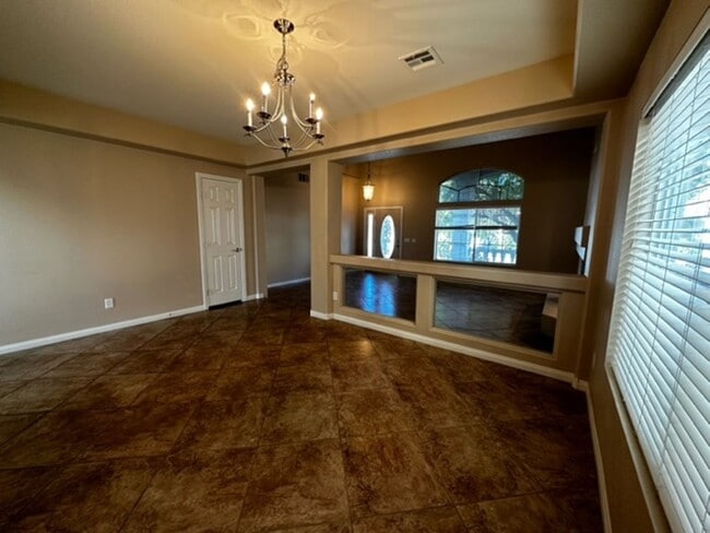 Building Photo - 5 bedrooms, SW location