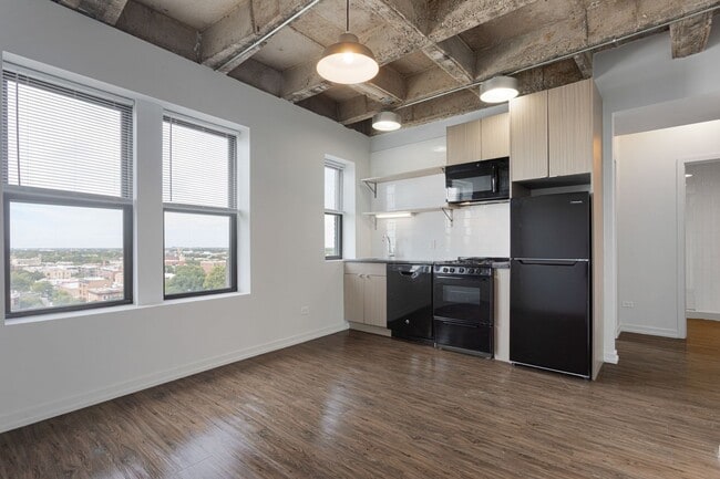 Building Photo - 1329 W Wilson Ave