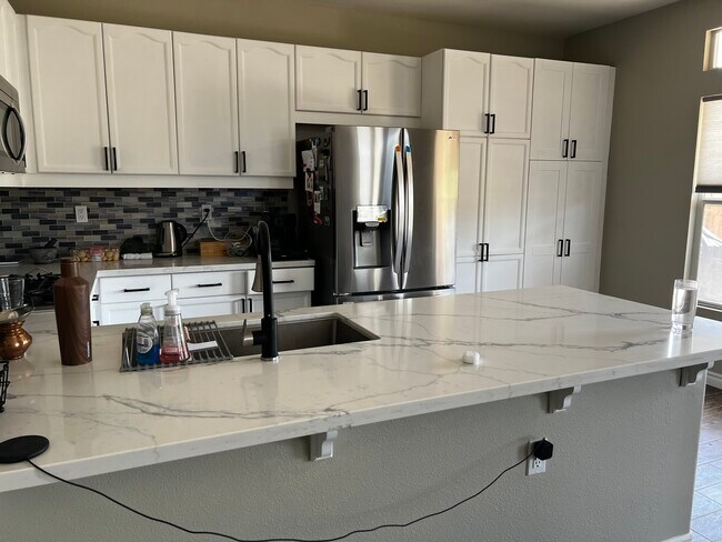 Foto del edificio - 2476 Fallbrook Pl