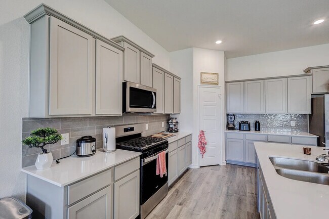 Foto del edificio - Room in House on Newby Ln