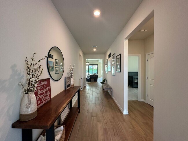 Building Photo - Luxury Living 3 Bedroom 2.5 Bath Pool Avai...