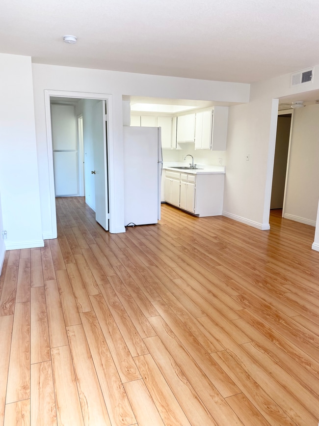 Sala de estar - 158 N Normandie Ave