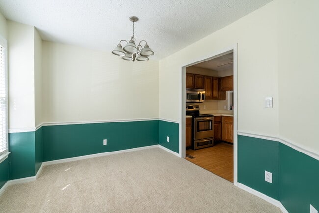 Foto del edificio - Two Bedroom Townhome in Raleigh's Heart!