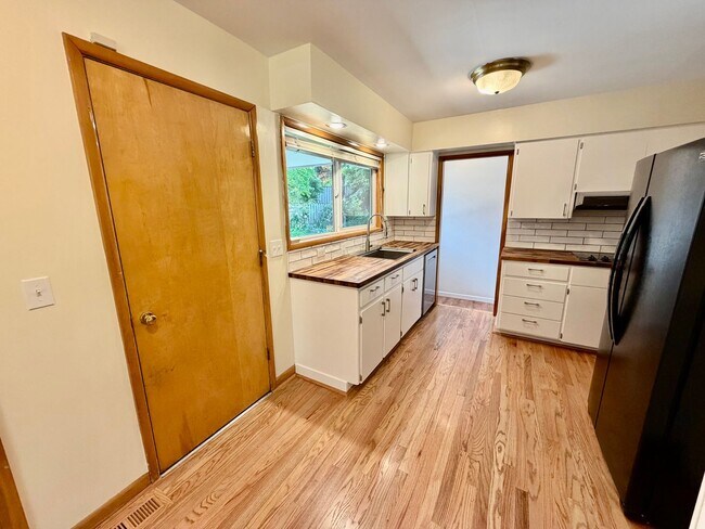 Foto del edificio - Spacious, Remodeled 5bd/3bath Cherry Park Home with Large Fenced Garden and Finished Basement