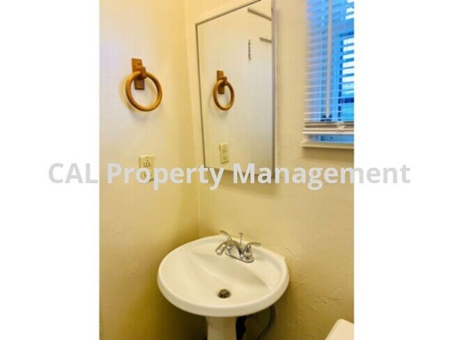 Building Photo - Spacious Studio Apartment in Midtown Salinas