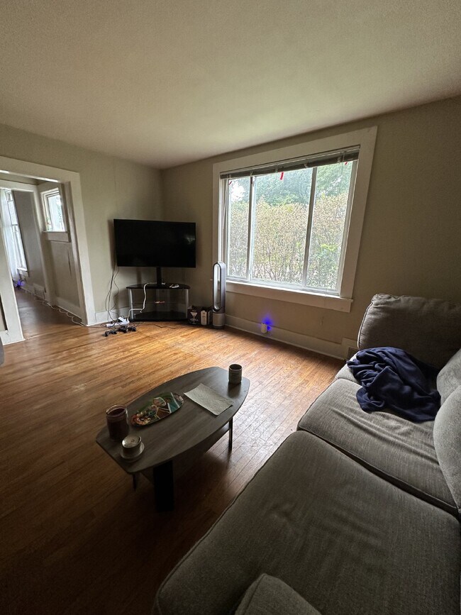 Building Photo - LOOKING FOR A FEMALE SUBLEASER FOR JUNE 1s...
