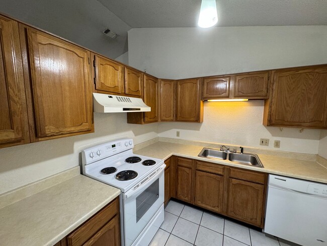 Building Photo - 3 bed 2 bath , fireplace, new paint. Ready...