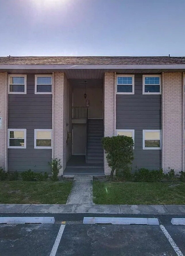 Building Photo - 847 Sky Lake Cir