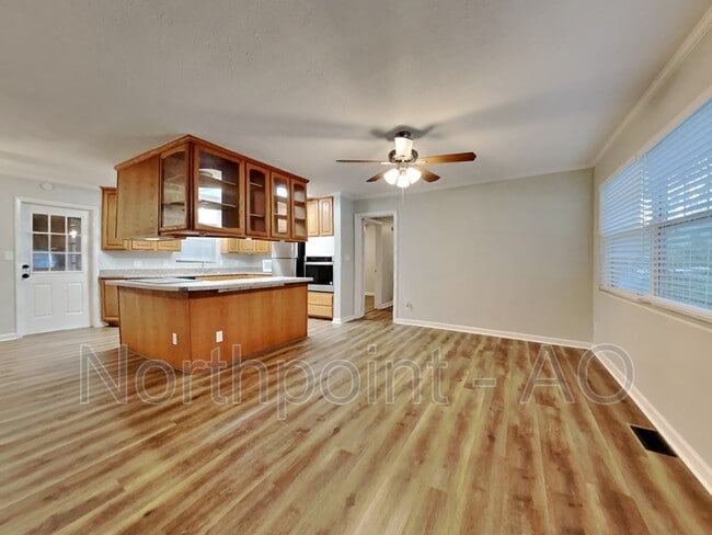Building Photo - 2131 Saul Dr