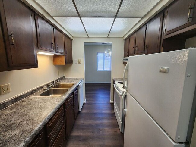 Foto del edificio - 2 Bedroom Apartment Across from Baesler's