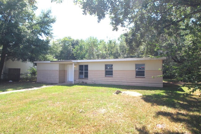 Building Photo - Move-In Ready 3-Bed Home with New Flooring...