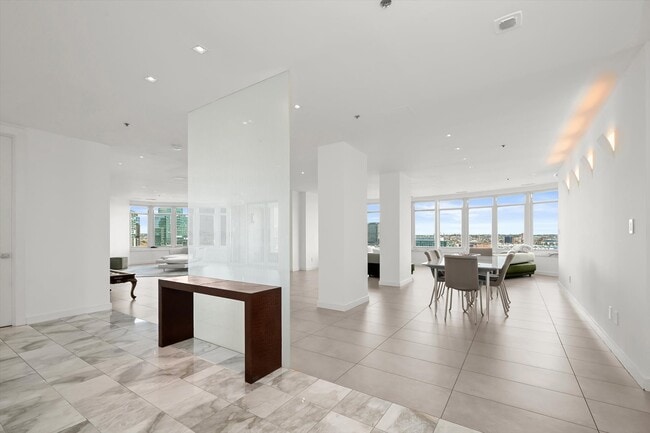 Foto del edificio - 100 Harborview Dr