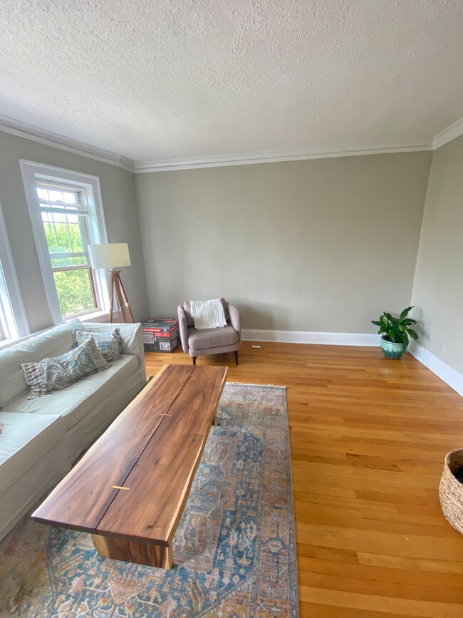 Building Photo - Top Floor, Spacious 2 Bed Apartment in Fan...