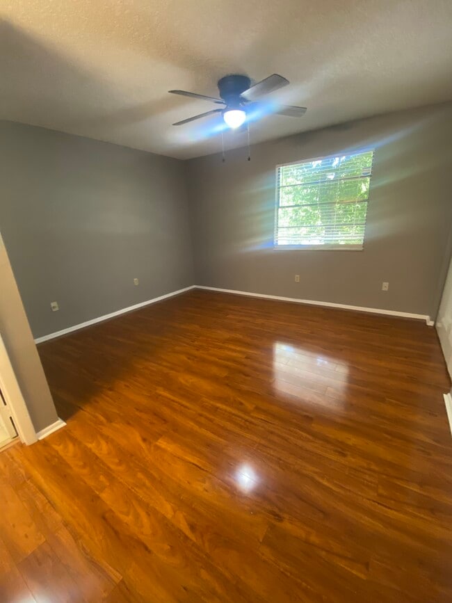 Building Photo - 10125 Lake Oak Cir