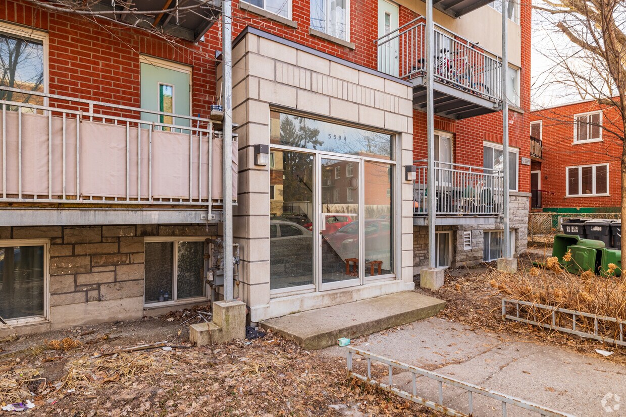Building Photo - 5594 Pl Basile-Patenaude
