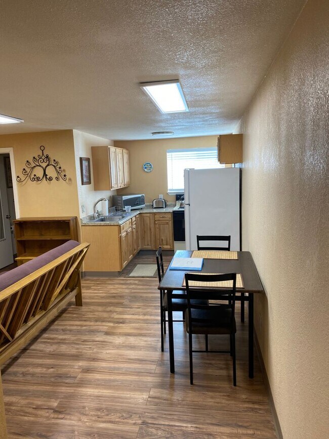 Foto del edificio - Adorable studio with large garage and work shop area