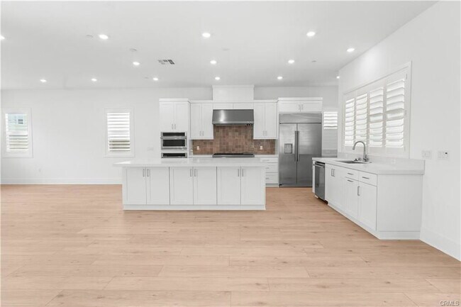 Building Photo - 240 Sora