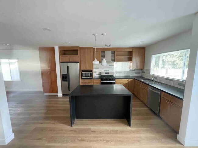 Foto del edificio - COMPLETELY REMODELED HOME IN QUIET AREA!