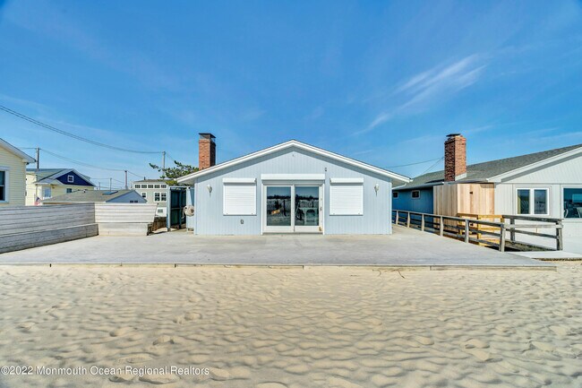 Building Photo - 3200 Seacrest Dr