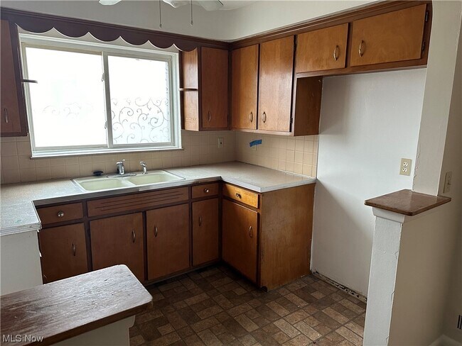 Foto del edificio - 6448 Pearl Rd