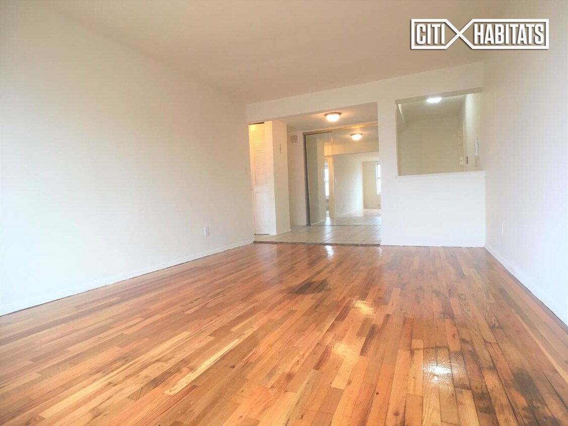 Foto principal - 90-15 Queens Blvd