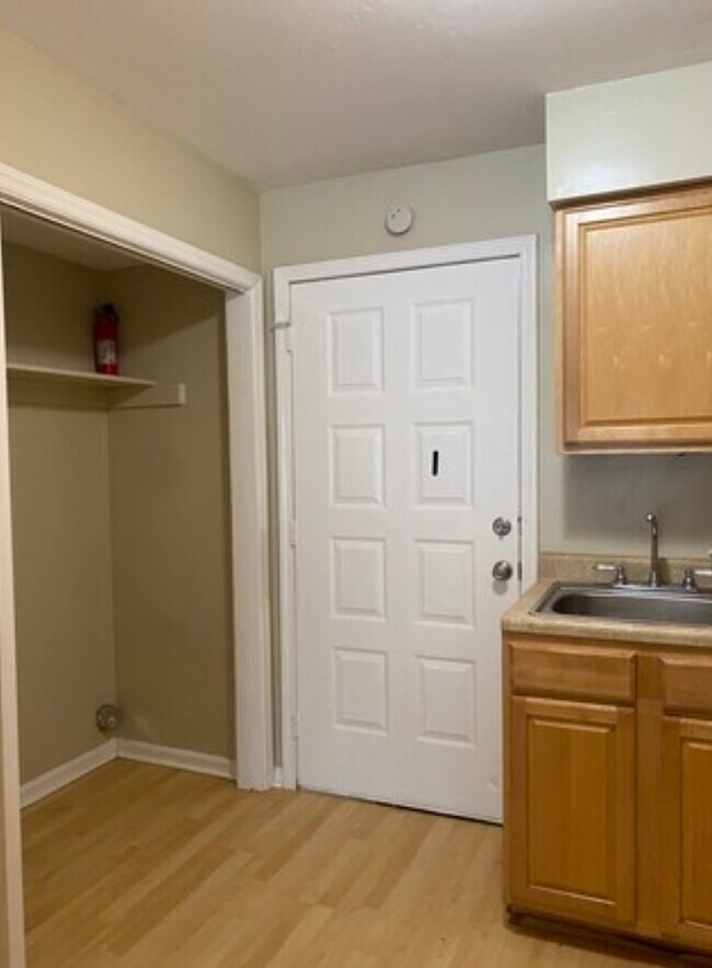 Kitchen - 528 Wilson St N