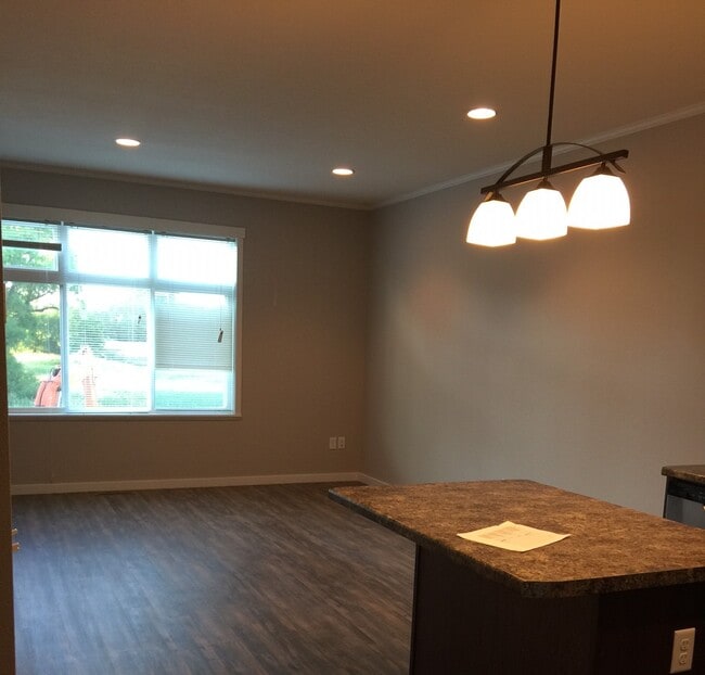 Building Photo - 105 Lakeview Dr